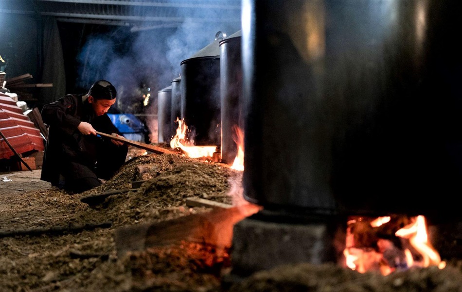 Ngồi canh nồi bánh tét trong tiết trời giá lạnh luôn là điều mà nhiều người mong muốn mỗi dịp Tết về. Điều này gợi lại ký ức về một cái Tết truyền thống từ xa xưa mà ông cha đã gìn giữ - Ảnh Hiếu Trương