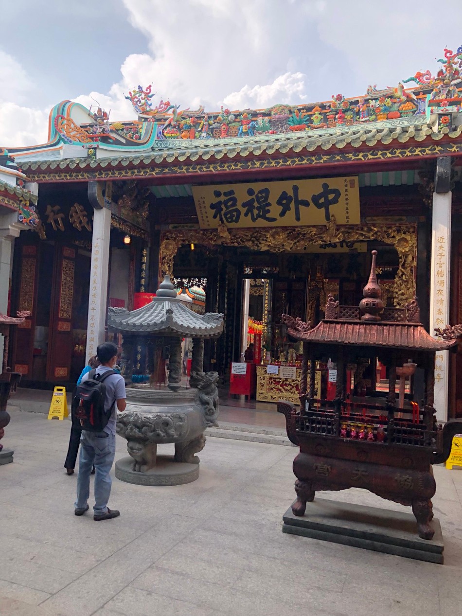 &quot;Chùa&quot; Bà Thiên Hậu, &quot;chùa&quot; Ông, Hội Quán Nhị Phủ... là những điểm đến mà người Hoa thường đến trong dịp Tết Nguyên tiêu