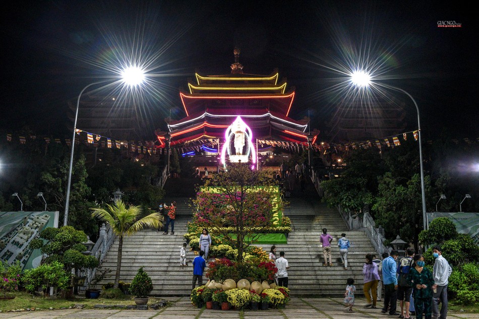 Pháp viện Minh Đăng Quang (TP.Thủ Đức), một quần thể kiến trúc Phật giáo đặc trưng Hệ phái Khất sĩ miền Nam Bộ cũng là nơi mà người dân TP.HCM đến cầu nguyện đầu năm