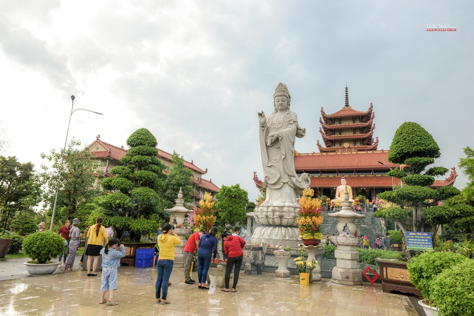 Người dân cầu nguyện Bồ-tát Quán Thế Âm cầu nguyện an lành vào ngày rằm tháng Giêng