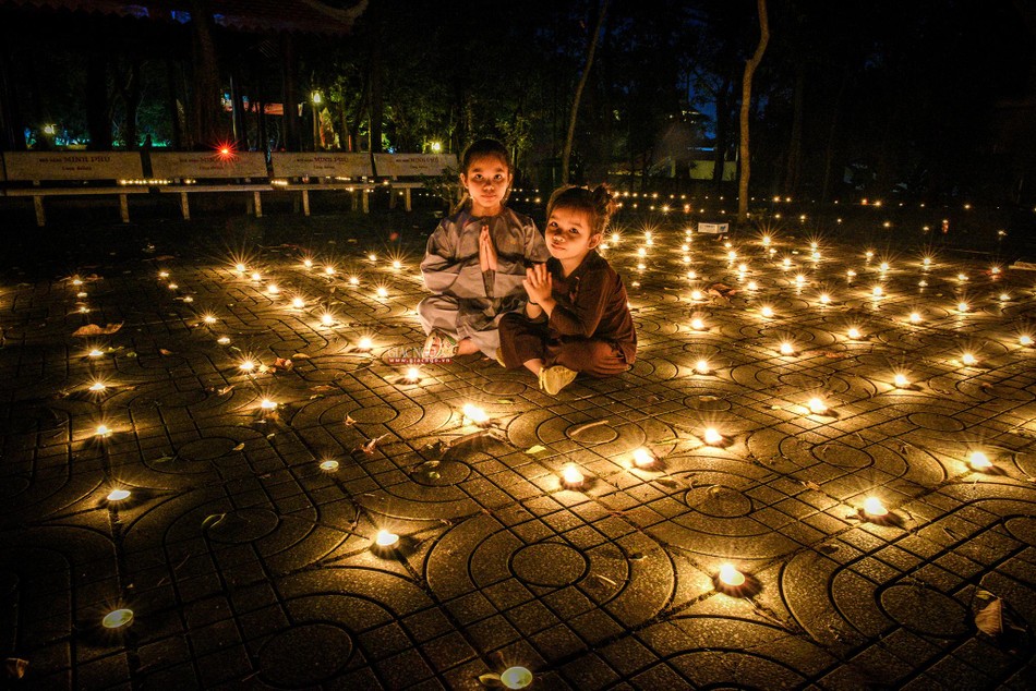 Các em nhỏ được cha mẹ đưa đến chùa để làm quen với Phật pháp. Điều này giúp gieo vào tâm hồn trong sáng của chúng những hạt giống thiện với mong ước của phụ huynh là nhờ đó có thể nở ra những bông hoa &quot;tâm&quot; tươi đẹp