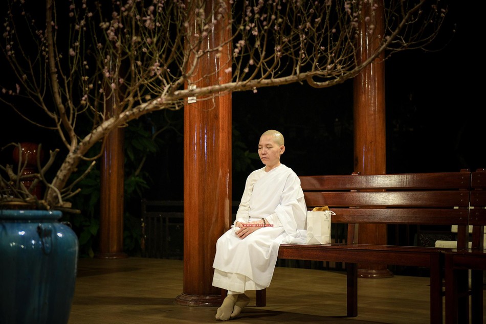 Một tu nữ tại chùa Bửu Long tĩnh tọa quán tưởng về những lời dạy của Đức Phật. Đây được xem là phương pháp ghi nhớ sâu sắc về các giáo pháp mà Ngài đã để lại