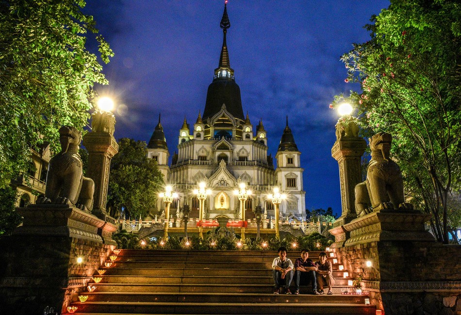 Trong trường hợp quá buồn ngủ, các hành giả có thể đi dạo xung quanh khuôn viên chùa, hít thở không khí trong lành nơi đây để giúp đầu óc tỉnh táo trở lại