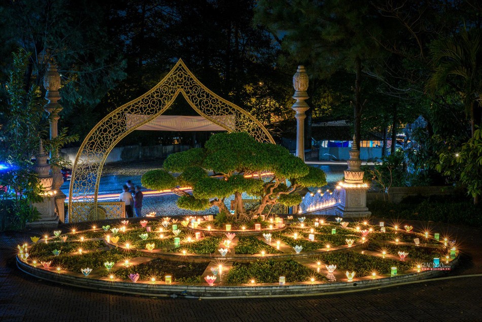 Ngoài việc tổ chức đêm Đầu Đà, chùa Bửu Long còn tiến hành thắp nến tưởng nhớ Phật xung quanh khuôn viên chùa