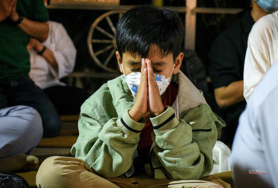 Một em bé đang phát nguyện thọ trì hạnh Đầu đà vào rằm tháng Giêng