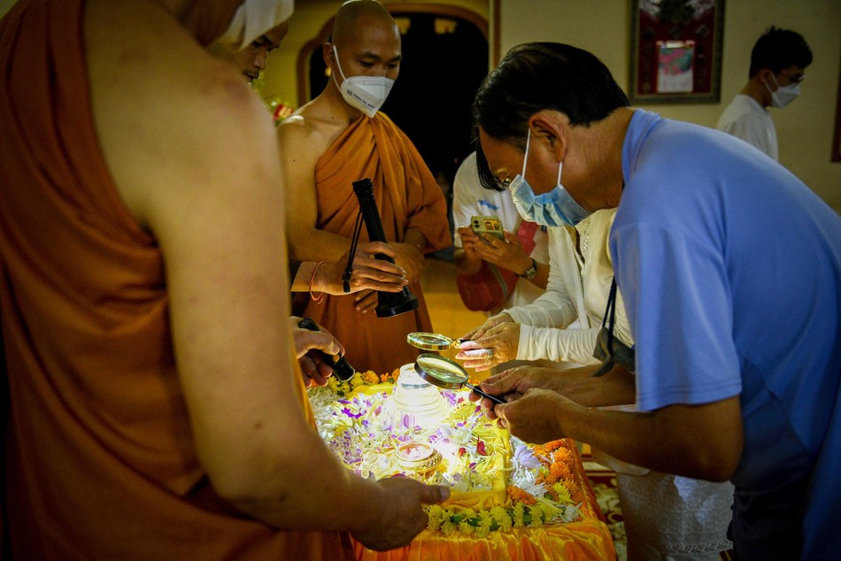 Phật tử thành kính chiêm bái xá-lợi