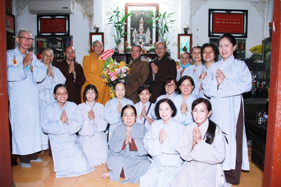 Đại đức Thích Đồng Phước, Chánh Thư ký Ban Trị sự GHPGVN quận 1 hướng dẫn chư Tăng, Phật tử đảnh lễ, khánh tuế Hòa thượng Thích Thanh Hùng (chùa Phổ Quang - Phú Nhuận) - Ảnh T.Đồng Phước Đại đức Thích Đồng Phước, Chánh Thư ký Ban Trị sự GHPGVN quận 1 hướng dẫn chư Tăng, Phật tử đảnh lễ, khánh tuế Hòa thượng Thích Thanh Hùng (chùa Phổ Quang - Phú Nhuận) - Ảnh T.Đồng Phước