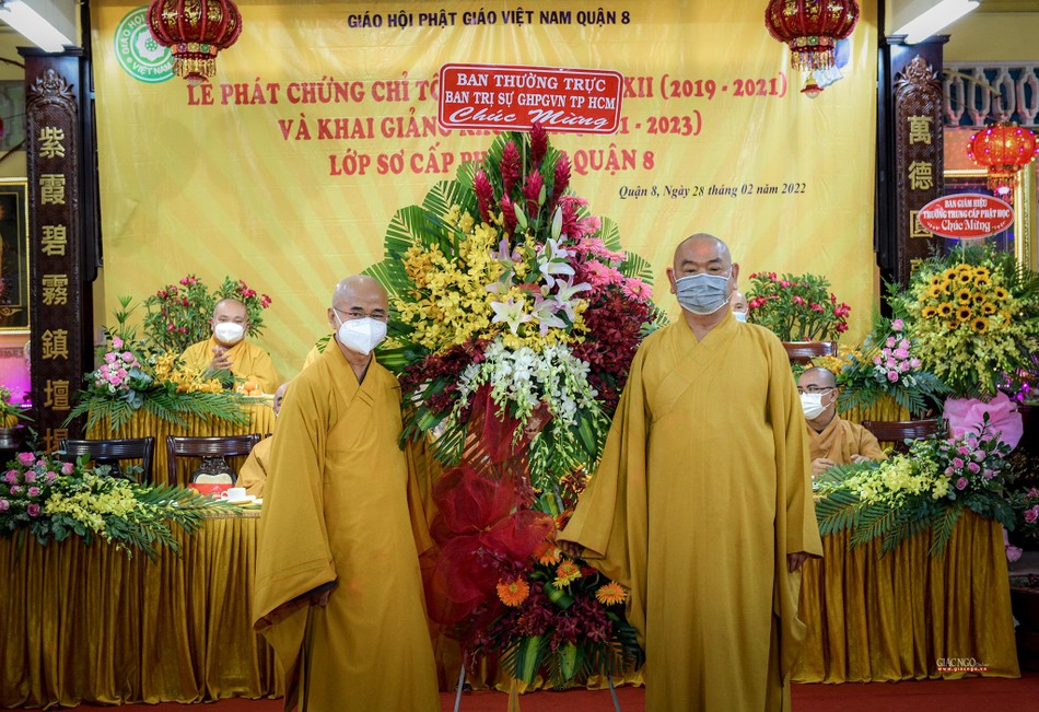Thượng tọa Thích Thiện Quý, Phó ban kiêm Chánh Thư ký Ban Trị sự GHPGVN TP.HCM tặng hoa chúc mừng Thượng tọa Thích Thiện Quý, Phó ban kiêm Chánh Thư ký Ban Trị sự GHPGVN TP.HCM tặng hoa chúc mừng