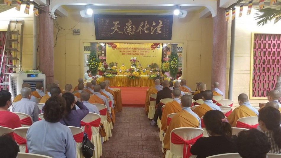 Toàn cảnh lễ tốt nghiệp lớp Sơ cấp Phật học quận 8 khóa 12 và khai giảng khóa 13 - Ảnh: Hoàng Phương Toàn cảnh lễ tốt nghiệp lớp Sơ cấp Phật học quận 8 khóa 12 và khai giảng khóa 13 - Ảnh: Hoàng Phương