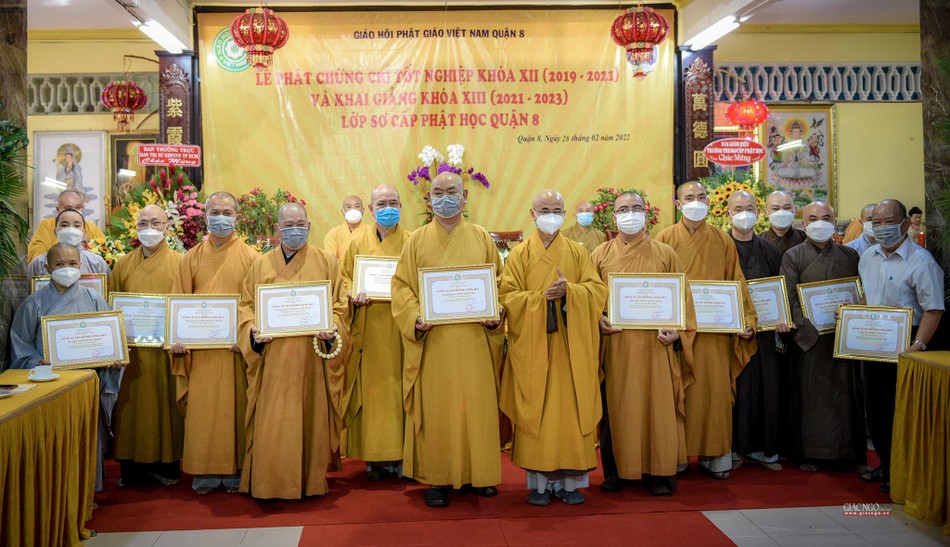 Đại diện tập thể và các cá nhân thuộc Lớp Sơ cấp Phật học quận 8 nhận Bằng tuyên dương công đức từ Ban Trị sự GHPGVN TP.HCM Đại diện tập thể và các cá nhân thuộc Lớp Sơ cấp Phật học quận 8 nhận Bằng tuyên dương công đức từ Ban Trị sự GHPGVN TP.HCM