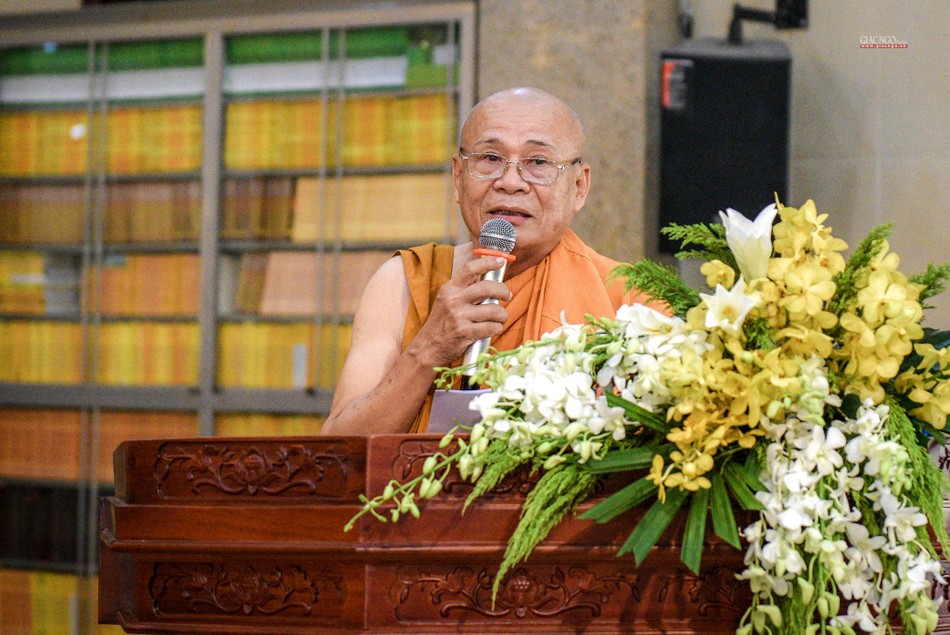 Hòa thượng Thích Minh Bửu cung tuyên tiểu sử Tổ sư Minh Đăng Quang Hòa thượng Thích Minh Bửu cung tuyên tiểu sử Tổ sư Minh Đăng Quang