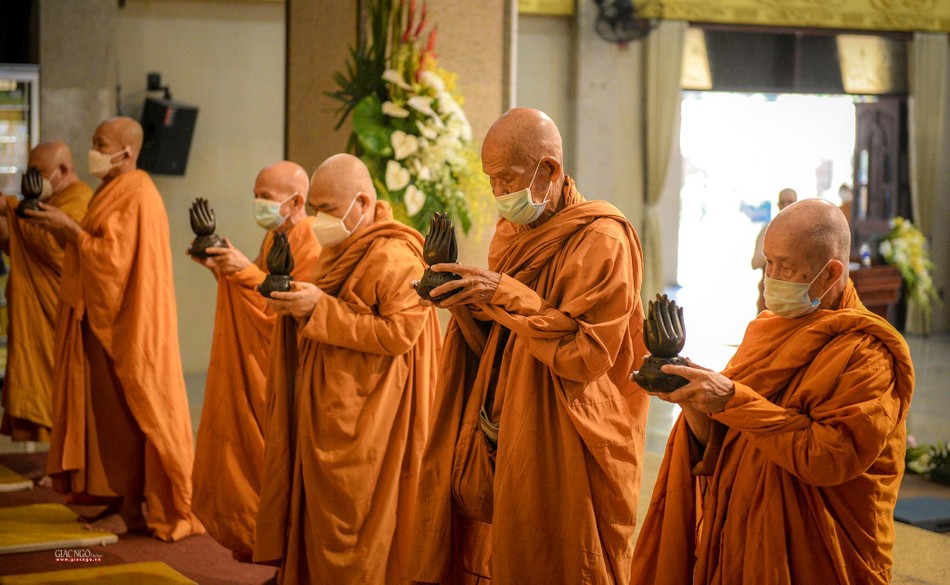 Hòa thượng Thích Giác Tường cùng chư tôn đức dâng trầm cúng dường Tổ sư Hòa thượng Thích Giác Tường cùng chư tôn đức dâng trầm cúng dường Tổ sư