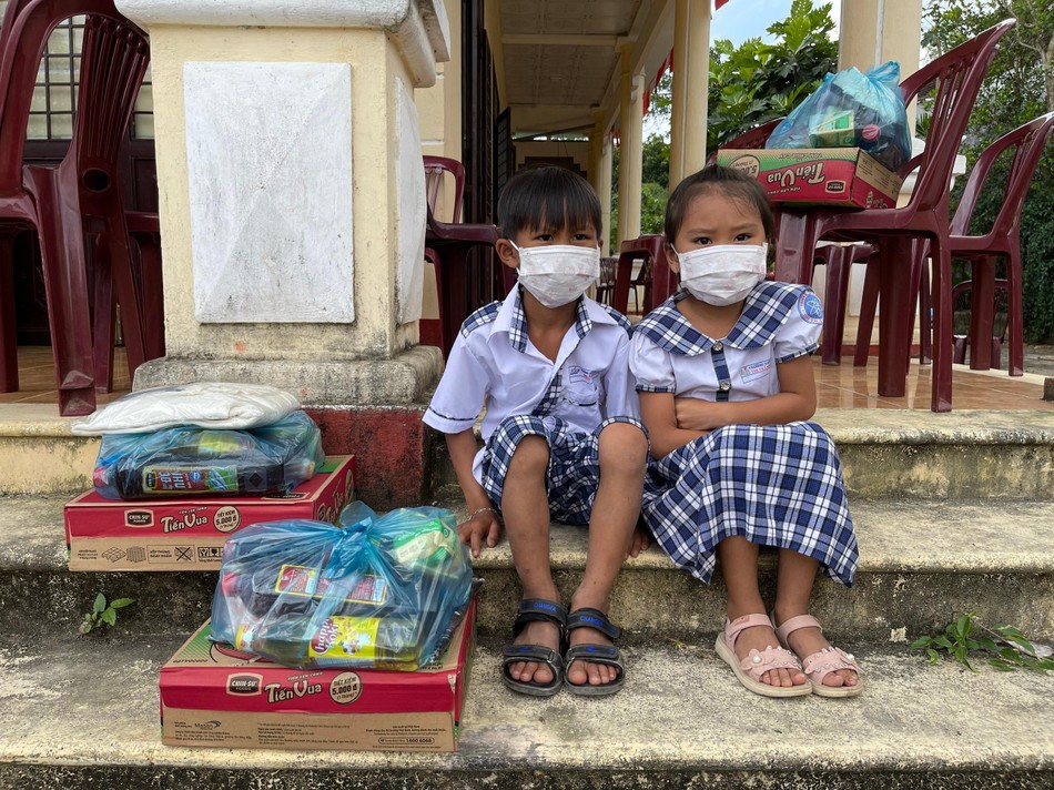 2 em nhỏ bên phần quà của mình 2 em nhỏ bên phần quà của mình