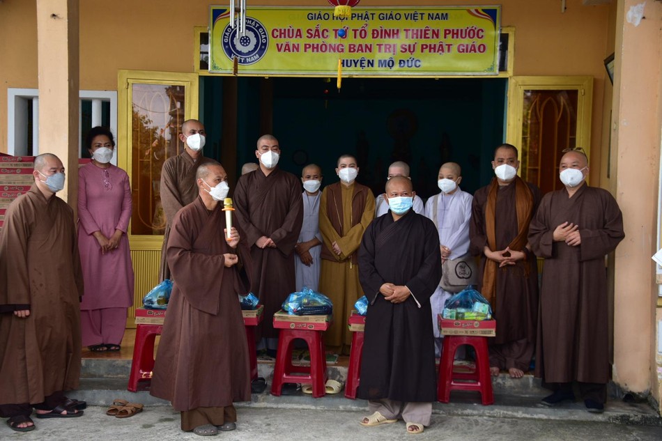 Thượng tọa Thích Trí Chơn gửi lời thăm hỏi đến bà con khó khăn Thượng tọa Thích Trí Chơn gửi lời thăm hỏi đến bà con khó khăn