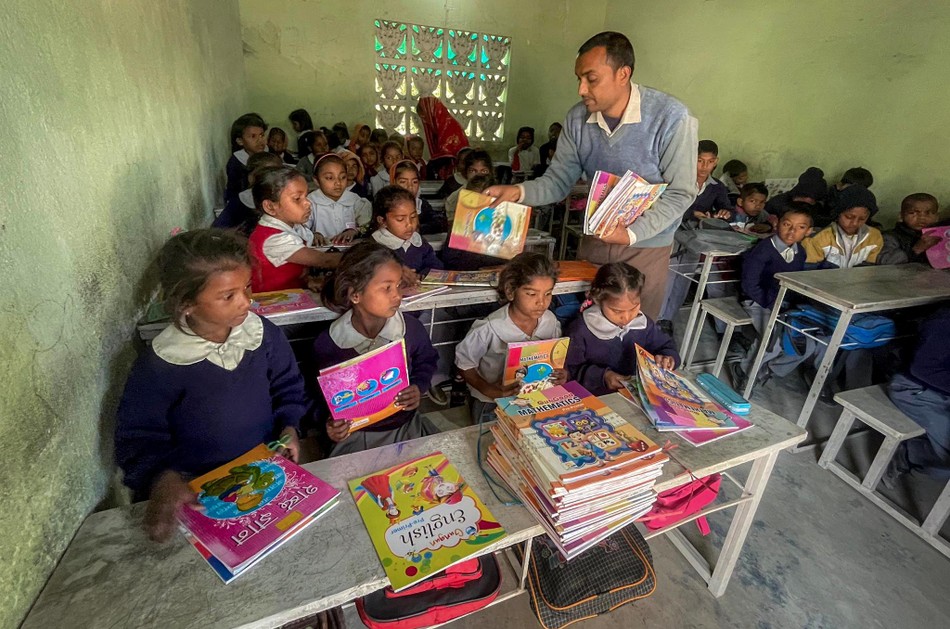 Trao tặng sách giáo khoa đến các em học sinh tại 1 cơ sở giáo dục thuộc trường từ thiện Kiều Đàm Di Trao tặng sách giáo khoa đến các em học sinh tại 1 cơ sở giáo dục thuộc trường từ thiện Kiều Đàm Di