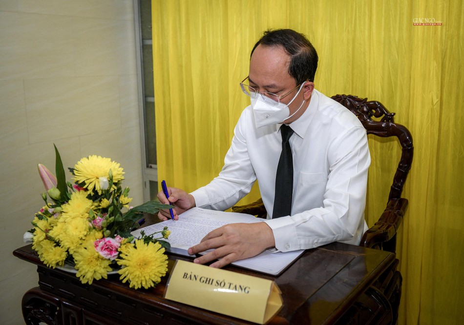 Ông Nguyễn Hồ Hải ký sổ tang lưu niệm