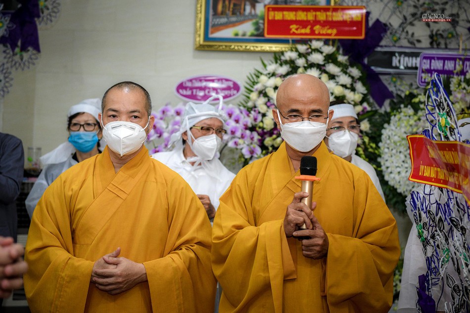 Thượng tọa Thích Thiện Quý thay lời Ban Tổ chức tri ân sự viếng thăm của các vị lãnh đạo TP