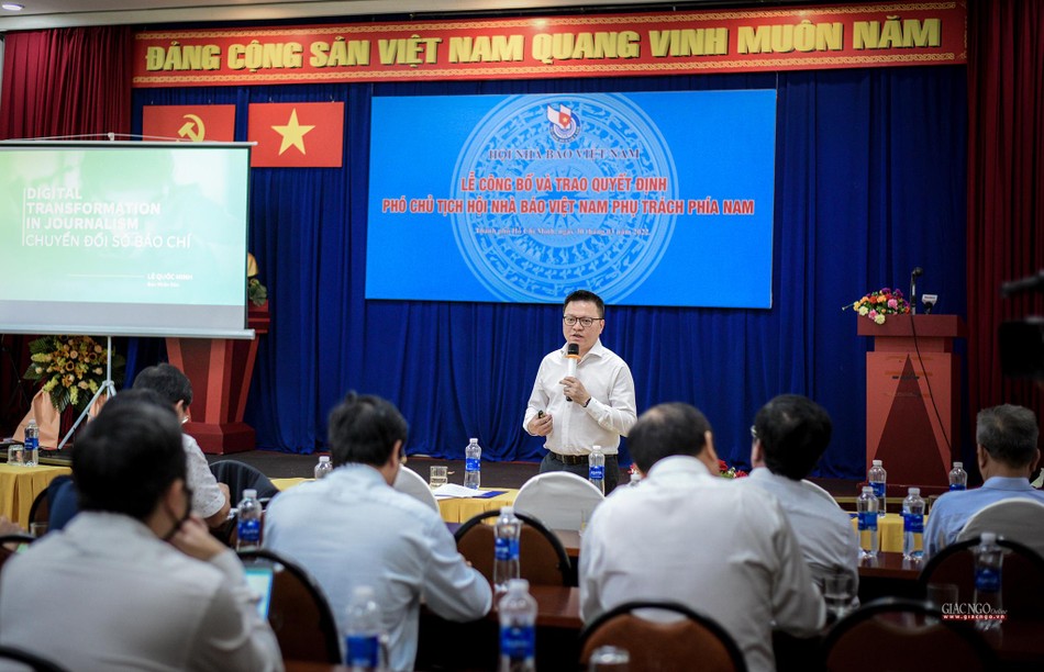 Ông Lê Quốc Minh báo cáo chuyên đề về &quot;Chuyển đổi số trong báo chí&quot;