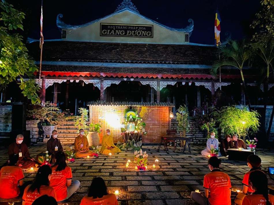 Một chung trà thơm, một miếng bánh ngon, một đoá sen trắng muốt và hơn hết cả là sự trở về của những con người mang trong mình một tình thương yêu, tấm lòng tha thiết được học hỏi, sẻ chia Một chung trà thơm, một miếng bánh ngon, một đoá sen trắng muốt và hơn hết cả là sự trở về của những con người mang trong mình một tình thương yêu, tấm lòng tha thiết được học hỏi, sẻ chia