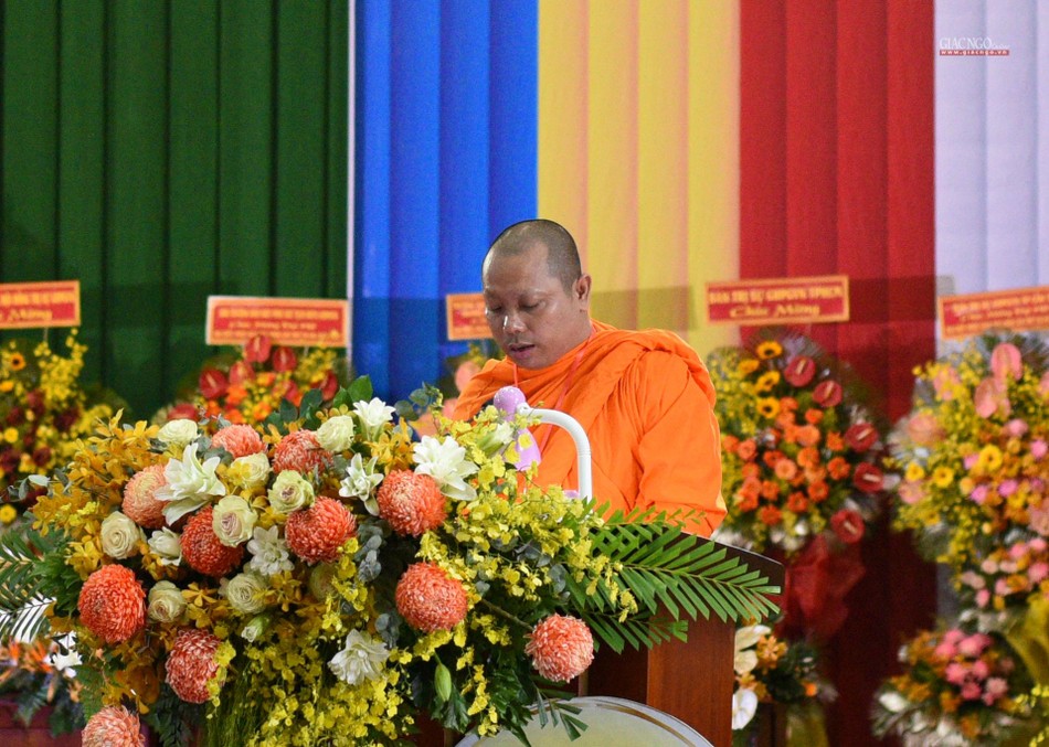 Đại đức Sơn Kene, Phó Chánh Thư ký GHPGVN tỉnh Trà Vinh báo cáo trước đại hội