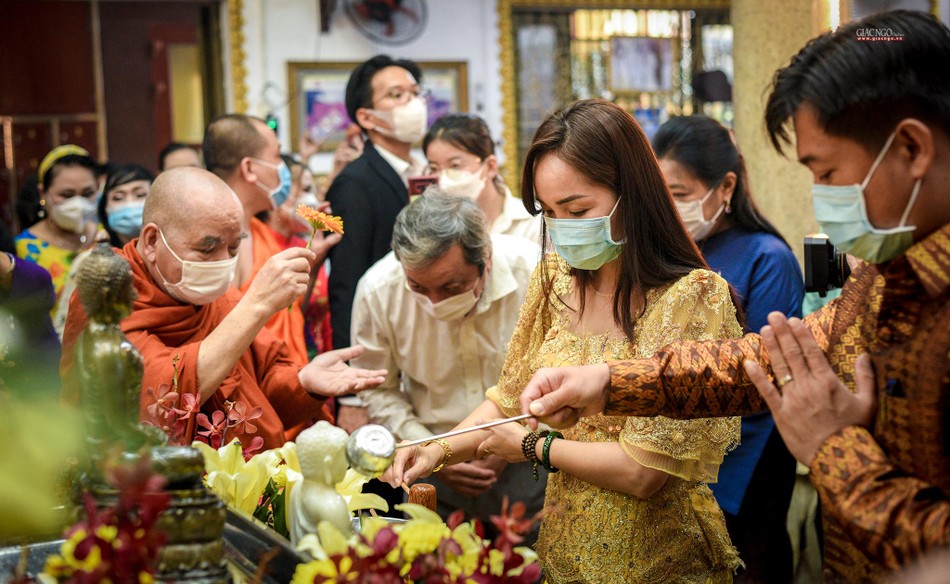 Lễ tắm Phật cầu mong sự bình an đến bản thân và gia đình trong năm mới Lễ tắm Phật cầu mong sự bình an đến bản thân và gia đình trong năm mới