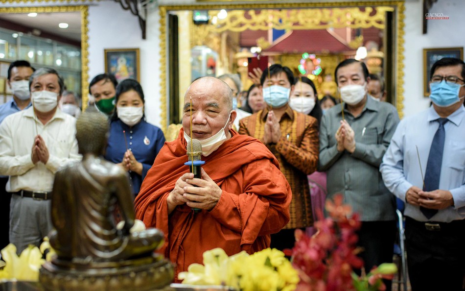 Dâng hương lễ Phật Dâng hương lễ Phật