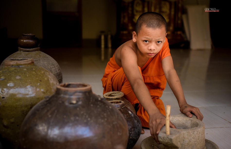 Một chú sa-di nhỏ tuổi đang lau dọn các đồ vật xưa tại chùa. Hình ảnh rất dễ bắt gặp khi đến thăm các chùa Khmer ở Trà Vinh dịp Tết này. Mỗi người đều chung tay chuẩn bị để đón Tết Chôl Chnăm Thmây