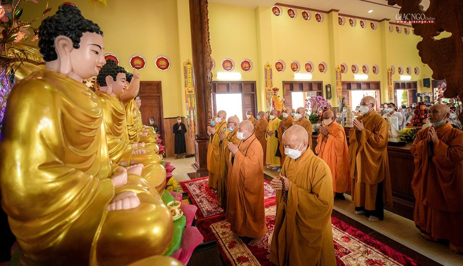 Hòa thượng Thích Thiện Nhơn cùng chư Tăng Ni dâng hương