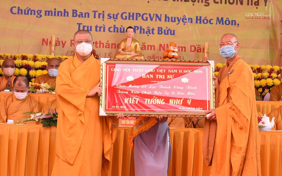 Ban Trị sự Phật giáo huyện Hóc Môn trao khánh vàng chúc mừng