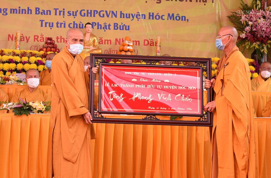 Hòa thượng Thích Minh Hiền trao tặng khánh vàng của Ban Trị sự Phật giáo quận 3