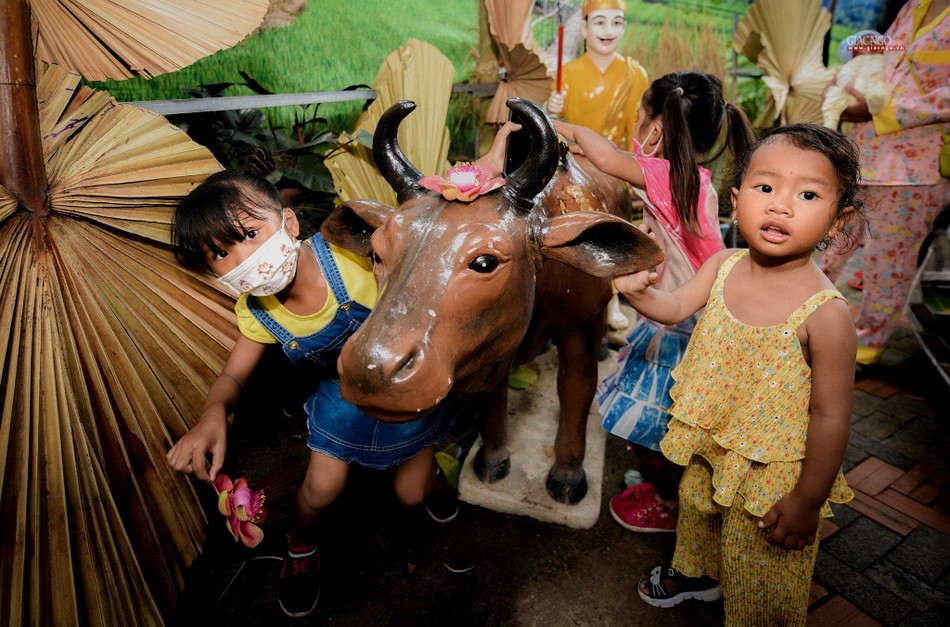 Đây cũng là dịp mà các bậc cha mẹ Khmer thường dẫn con cái của mình đến chùa lễ Phật, vui chơi và giúp chúng tiếp xúc dần với văn hóa truyền thống của mình