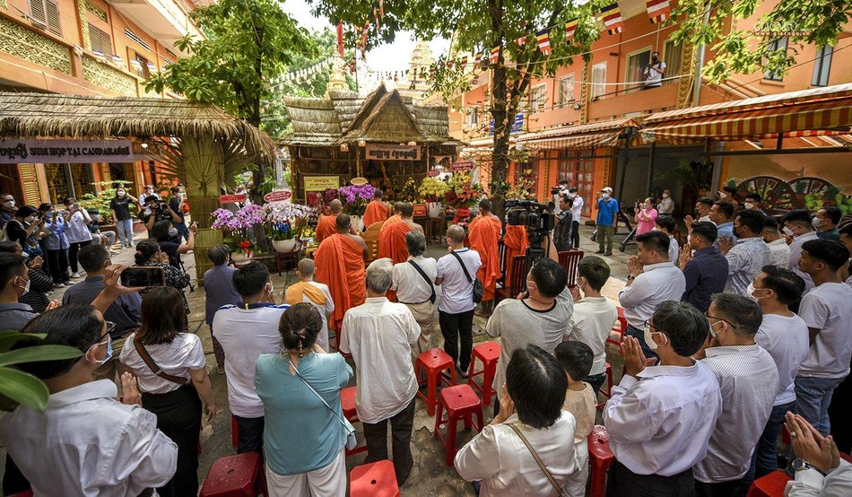 Thấm nhuần triết lý của Phật giáo nên Tết Chôl Chnăm Thmây là dịp để đồng bào Khmer “làm phước.” Chính điều này làm nên vẻ đẹp tâm hồn cao quý và tính cách hiếu hòa của đồng bào Khmer Nam Bộ