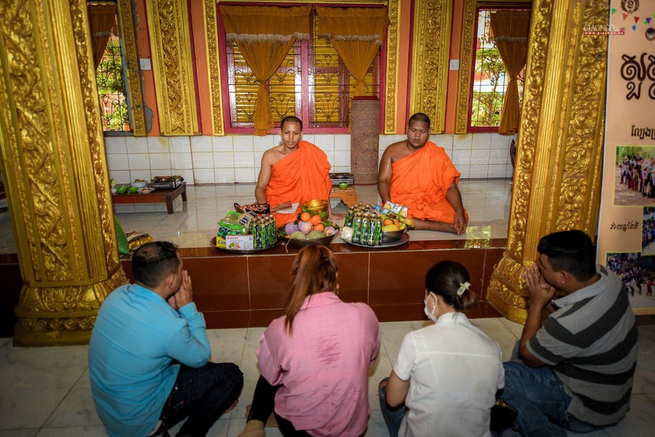 Vào ngày Tết thứ hai, buổi sáng các gia đình Phật tử làm lễ dâng cơm cho các sư sãi. Tục này gọi là lễ “đặt bát” trong văn hóa của người Khmer