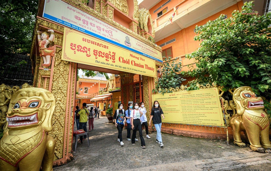 Đón Tết cổ truyền tại chùa Candaransi (quận 3, TP.HCM) năm nay không chỉ có bà con Khmer, mà có nhiều bạn trẻ, bà con người Kinh cũng đến chùa tìm hiểu nét đẹp văn hóa đón Tết cổ truyền Chôl Chnăm Thmây