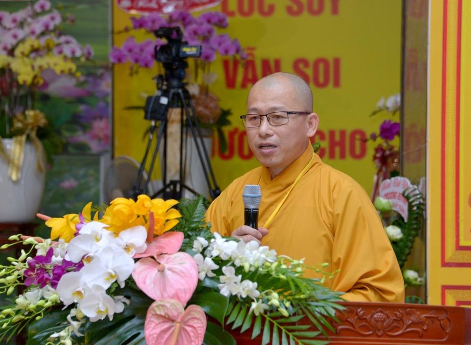 Thượng tọa Thích Minh Nhẫn đại lao Hòa thượng Thích Gia Quang trình bày tham luận Thượng tọa Thích Minh Nhẫn đại lao Hòa thượng Thích Gia Quang trình bày tham luận