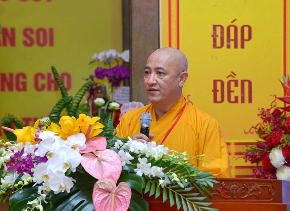 Hòa thượng Thích Huệ Thông trình bày tham luận tại buổi khai mạc Hòa thượng Thích Huệ Thông trình bày tham luận tại buổi khai mạc