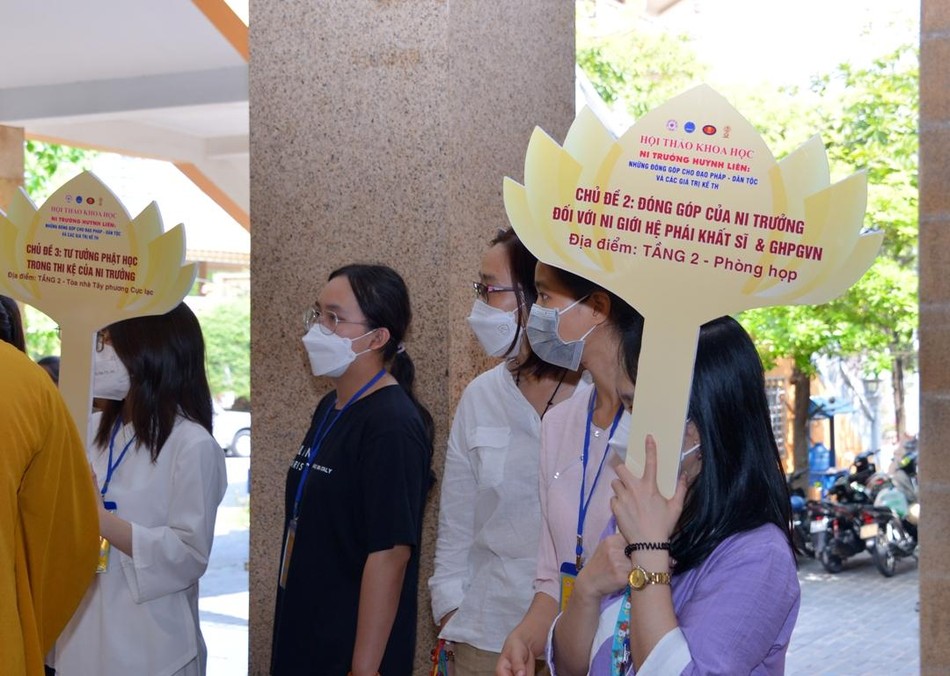 Ban Tổ chức hướng dẫn các đại biểu khách mời tham gia các phiên họp Ban Tổ chức hướng dẫn các đại biểu khách mời tham gia các phiên họp