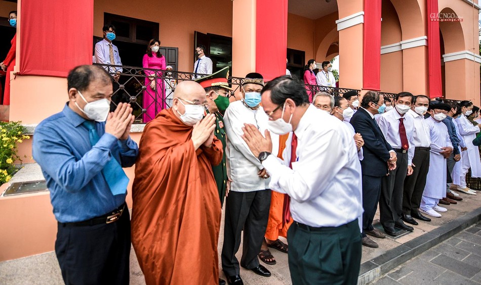 Ông Nguyễn Văn Nên thăm hỏi các đại biểu tôn giáo