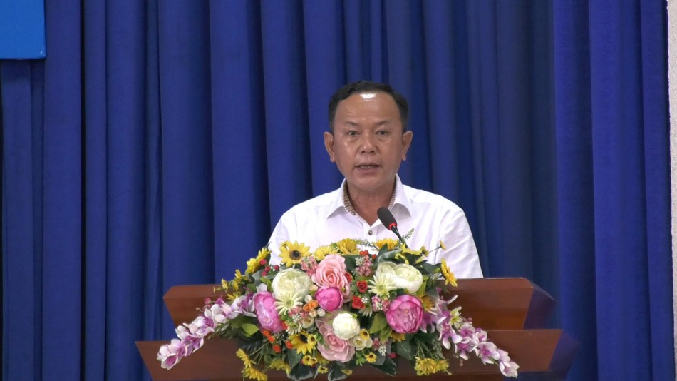 Đại diện chính quyền phát biểu Đại diện chính quyền phát biểu