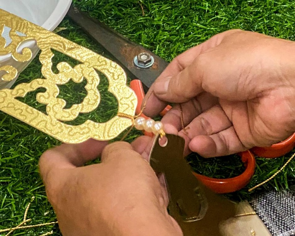 Hình ảnh một Phật tử đang trang trí họa tiết trên cờ phướn Hình ảnh một Phật tử đang trang trí họa tiết trên cờ phướn