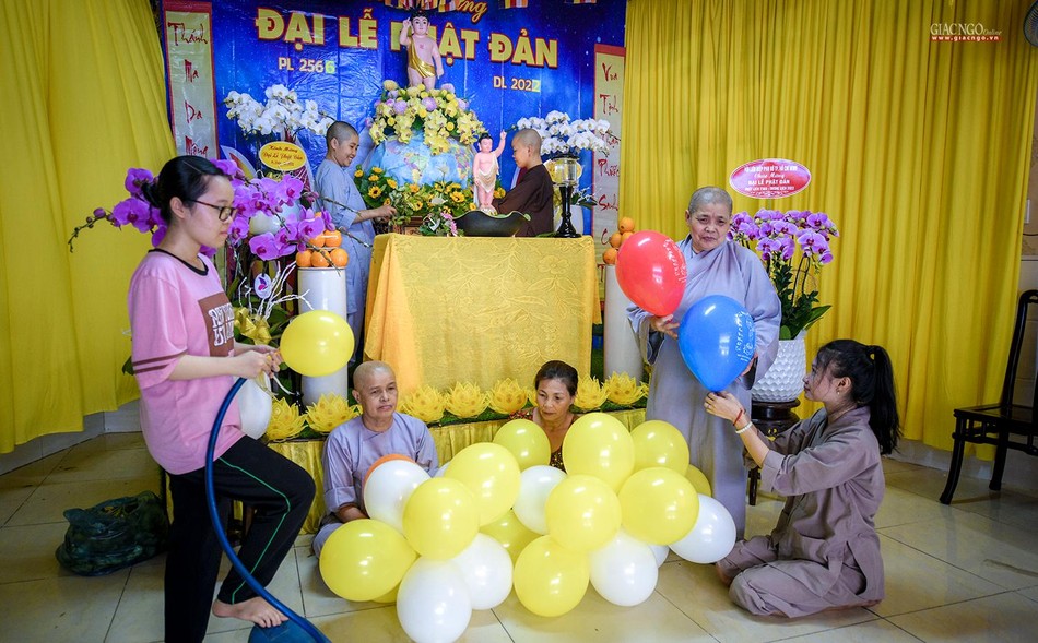 Công tác chuẩn bị, thiết trí lễ đài không chỉ thể hiện sự tôn kính, lòng biết ơn đối với Đức Phật mà còn là khoảng thời gian để Thầy, trò, huynh đệ quây quần bên nhau, cùng làm việc, cùng chia sẻ kinh nghiệm tu và học. Ni sư Thích nữ Như Nghiêm, trụ trì chùa Nguyên Hương vui vẻ bên các đệ tử của mình Công tác chuẩn bị, thiết trí lễ đài không chỉ thể hiện sự tôn kính, lòng biết ơn đối với Đức Phật mà còn là khoảng thời gian để Thầy, trò, huynh đệ quây quần bên nhau, cùng làm việc, cùng chia sẻ kinh nghiệm tu và học. Ni sư Thích nữ Như Nghiêm, trụ trì chùa Nguyên Hương vui vẻ bên các đệ tử của mình