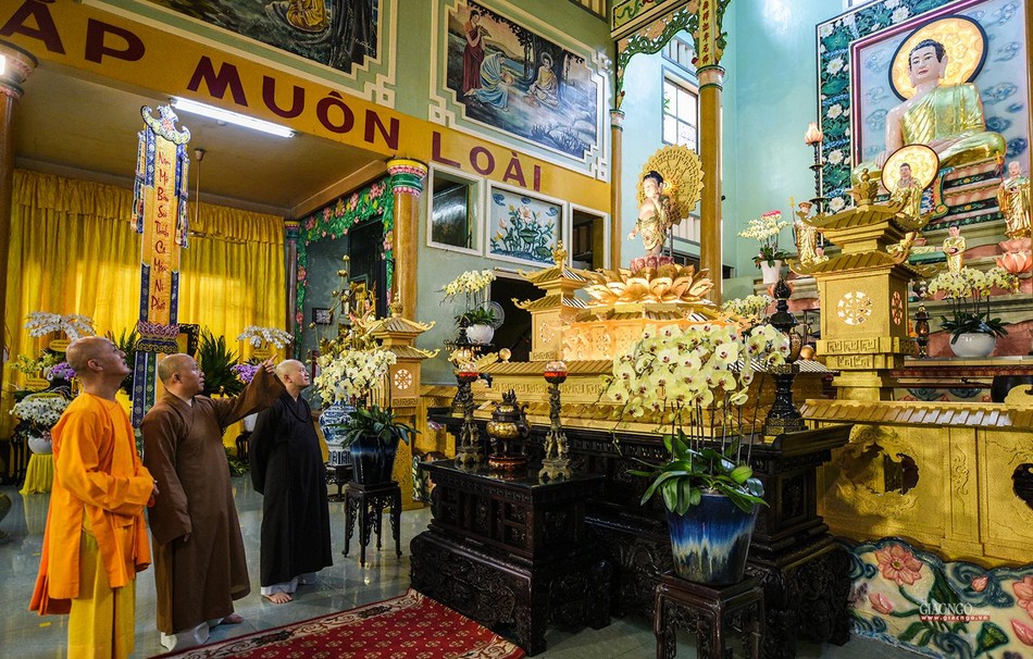 Năm nay, lễ đài chính của Phật giáo quận 4 được thiết trí tại Linh Quang tịnh xá do Thượng tọa Thích Minh Huệ phụ trách. Thượng tọa Thích Minh Bảo, Trưởng ban Trị sự Phật giáo quận đang chỉ đạo thiết trí lễ đài, vừa đảm bảo trang nghiêm, vừa thể hiện lòng tôn kính đối với Đức Từ Phụ Năm nay, lễ đài chính của Phật giáo quận 4 được thiết trí tại Linh Quang tịnh xá do Thượng tọa Thích Minh Huệ phụ trách. Thượng tọa Thích Minh Bảo, Trưởng ban Trị sự Phật giáo quận đang chỉ đạo thiết trí lễ đài, vừa đảm bảo trang nghiêm, vừa thể hiện lòng tôn kính đối với Đức Từ Phụ