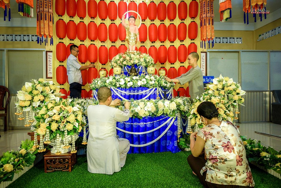 Thiết trí lễ đài nhỏ tại chùa Từ Khánh Thiết trí lễ đài nhỏ tại chùa Từ Khánh