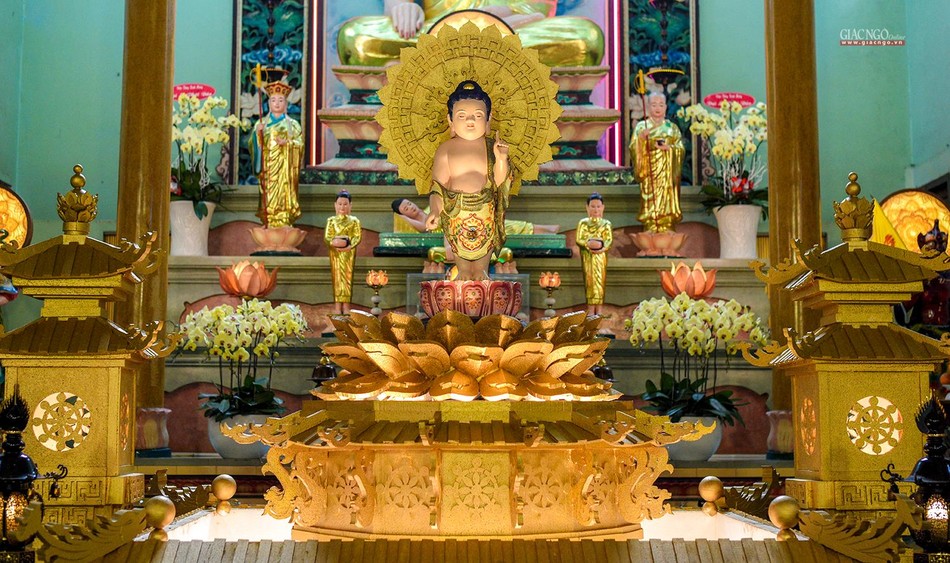 Tôn tượng kim thân Thái tử Tất-đạt-đa đản sinh được tôn trí tại lễ đài chính Tôn tượng kim thân Thái tử Tất-đạt-đa đản sinh được tôn trí tại lễ đài chính