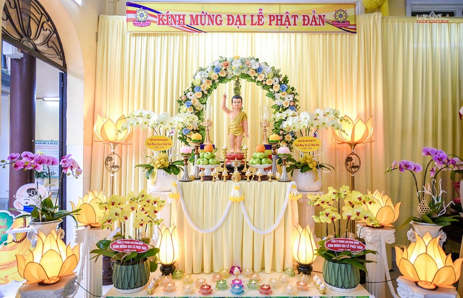 Lễ đài trang nghiêm do chư Ni và Phật tử chùa Liên Trì thiết trí Lễ đài trang nghiêm do chư Ni và Phật tử chùa Liên Trì thiết trí