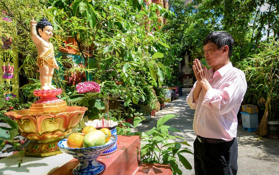 Tổ đình Vạn Thọ là nơi mà rất nhiều người lựa chọn gửi gắm tâm hồn của mình. Anh Hiền, pháp danh Thiện Lành, ở Gò Vấp kính cẩn nguyện cầu trước tôn tượng Đức Phật đản sanh Tổ đình Vạn Thọ là nơi mà rất nhiều người lựa chọn gửi gắm tâm hồn của mình. Anh Hiền, pháp danh Thiện Lành, ở Gò Vấp kính cẩn nguyện cầu trước tôn tượng Đức Phật đản sanh