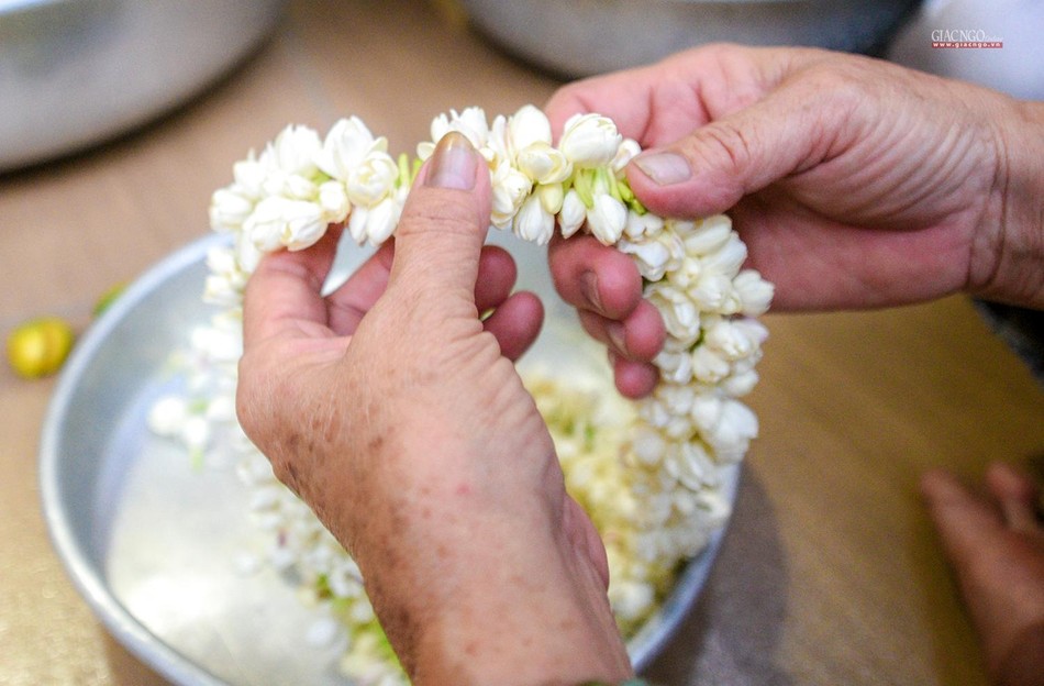 Vòng hoa lài dâng lên cúng dường mừng Phật đản sanh xuất hiện rất nhiều tại các chùa quận 8 Vòng hoa lài dâng lên cúng dường mừng Phật đản sanh xuất hiện rất nhiều tại các chùa quận 8