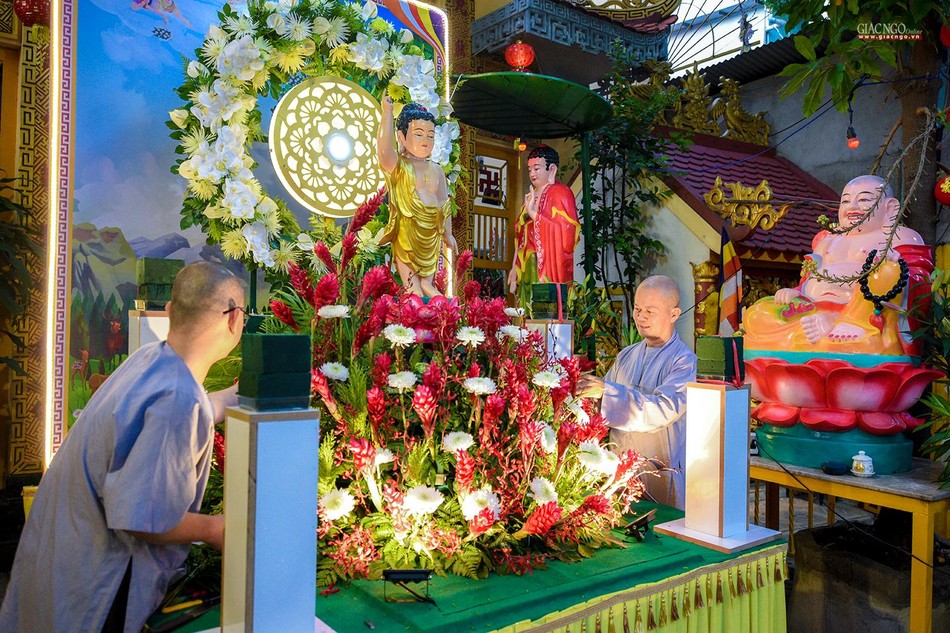 Thượng tọa Thích Phước Thành cùng Tăng chúng đang trang trí lễ đài tại chùa Phổ Đà Sơn Thượng tọa Thích Phước Thành cùng Tăng chúng đang trang trí lễ đài tại chùa Phổ Đà Sơn
