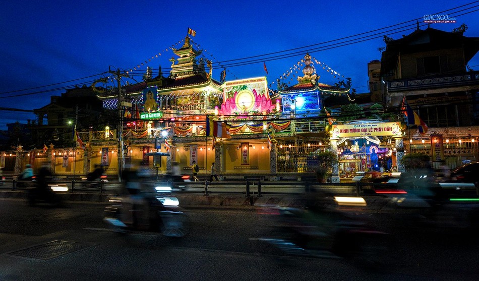 Một góc đường Phạm Hùng, quận 8 tràn ngập màu sắc Phật đản từ lễ đài tổ đình An Phú Một góc đường Phạm Hùng, quận 8 tràn ngập màu sắc Phật đản từ lễ đài tổ đình An Phú