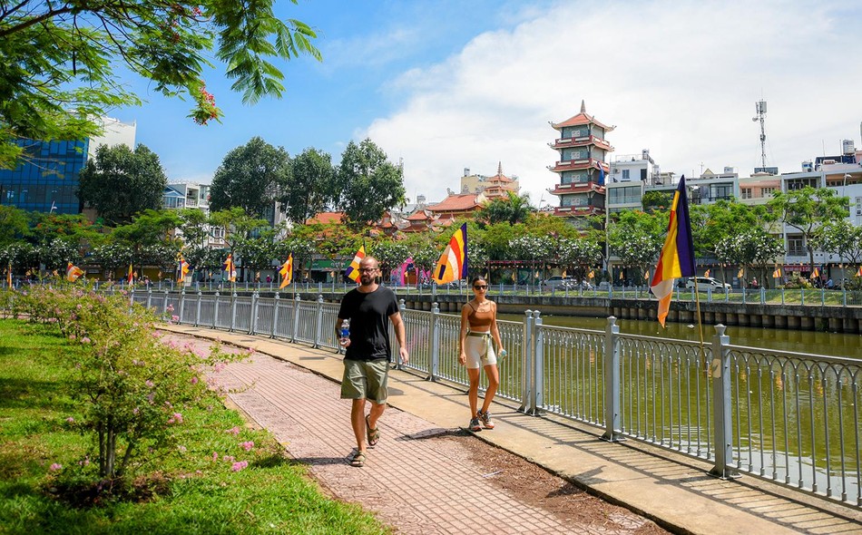 Cờ Phật giáo được trang trí 2 bên sông Nhiêu Lộc gây hứng thú với rất nhiều người nước ngoài Cờ Phật giáo được trang trí 2 bên sông Nhiêu Lộc gây hứng thú với rất nhiều người nước ngoài